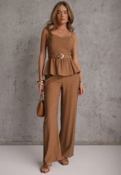Brązowy Elegancki Komplet z Wiskozą i Lnem Top z Baskinką i Szerokie Spodnie Dapera. Brązowe spodnie materiałowe damskie Renee, z aplikacjami, ze lnu, eleganckie. Za 199.99 zł.