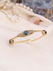 Pierres de Jade Pozłacana bransoletka z perłami i ametystami rozmiar: onesize. Białe bransoletki damskie Pierres de Jade, pozłacane. Za 43.99 zł.