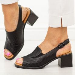 Czarne skórzane sandały damskie Vinceza 66920. Czarne sandały damskie VINCEZA, bez wzorów, z gumy, bez obcasa, na obcasie. W wyprzedaży za 175.12 zł.