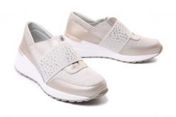 ARTIKER RELAKS 46C2098 beżowy, półbuty damskie. Brązowe półbuty damskie Artiker Relaks, bez wzorów, z gumy, bez obcasa, na koturnie. Za 99.95 zł.