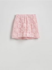 Ażurowe szorty - pastelowy róż. Czerwone szorty damskie Reserved, w ażurowe wzory, z dzianiny. W wyprzedaży za 39.99 zł.