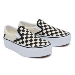 Buty do chodzenia dla dorosłych Vans Classic Slip-on wsuwane. Białe trampki i tenisówki damskie Vans, bez wzorów. Za 270.00 zł.
