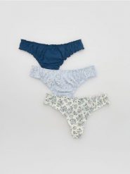 Bawełniane majtki stringi 3 pack - jasnoniebieski. Niebieskie stringi damskie Reserved, l, bez wzorów, z bawełny. Za 49.99 zł.