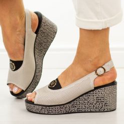 Beżowe skórzane sandały damskie na koturnie S.Barski 7010. Brązowe sandały damskie S.BARSKI, z aplikacjami, z jeansu, bez obcasa, na koturnie. Za 239.00 zł.