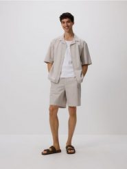 Szorty loose fit - beżowy. Brązowe szorty męskie Reserved, z bawełny, bez kołnierzyka. W wyprzedaży za 89.99 zł.