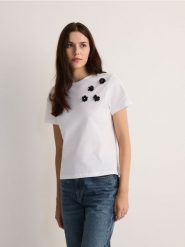 T-shirt z aplikacją - biały. Białe t-shirty damskie Reserved, l, z aplikacjami, z bawełny, bez kołnierzyka. W wyprzedaży za 39.99 zł.