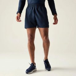 Męskie lekkie szorty Surrect. Niebieskie szorty męskie Dare 2b, bez wzorów. Za 229.99 zł.