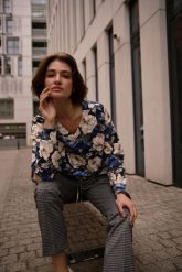 Bluza w kwiaty z dekoltem w serek czarna. Czarne bluzy bez kaptura damskie MOODO, l, z bawełny. Za 119.99 zł.