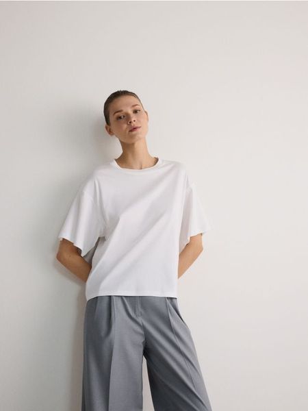 T-shirt oversize - biały. Białe t-shirty damskie Reserved, l, bez wzorów, z bawełny, bez kołnierzyka. W wyprzedaży za 39.99 zł.