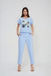 Spodnie z nogawkami w kant błękitne. Niebieskie spodnie materiałowe damskie MOODO, bez wzorów, z bawełny. Za 159.99 zł.