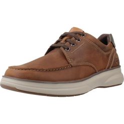 Buty CLARKS MULLAN MOC Brązowy. Brązowe buty trekkingowe męskie Clarks, ze skóry, bez zapięcia, trekkingowe. Za 565.50 zł.