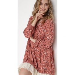 Czerwona Sukienka Ferethe. Czerwone sukienki damskie Born2be, na co dzień, l, z aplikacjami, boho, bez kołnierzyka, bez ramiączek, mini, rozkloszowane. W wyprzedaży za 63.99 zł.