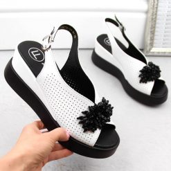 Skórzane sandały damskie na koturnie z koralikami białe Filippo DS6076. Białe sandały damskie Filippo, bez wzorów, ze skóry, bez obcasa, na koturnie. Za 143.99 zł.