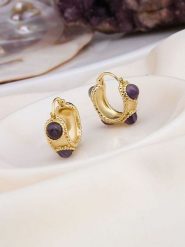 Pierres de Jade Pozłacane kolczyki-kreole z ametystami rozmiar: onesize. Różowe kolczyki damskie Pierres de Jade, z ametystem, pozłacane. Za 60.99 zł.