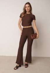 Brązowy Komplet z Tkaniny z Tłoczeniem Spodnie Dzwony i Marszczony Top Oranelle. Brązowe spodnie materiałowe damskie Born2be, bez wzorów, z tkaniny, eleganckie. Za 139.99 zł.