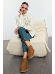 Trendyol Botki w kolorze jasnobrązowym rozmiar: 36. Brązowe botki damskie Trendyol, z materiału, bez obcasa, bez zapięcia. Za 108.74 zł.