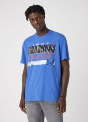 MĘSKI T-SHIRT WRANGLER SS CAR TEE WRANGLER BLUE W7APGFX05 112131358. Niebieskie t-shirty męskie Wrangler, m, bez wzorów, bez kołnierzyka. Za 69.99 zł.