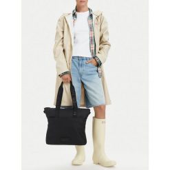 Torebka Hunter. Czarne torebki klasyczne damskie Hunter, bez wzorów, bez dodatków. Za 229.99 zł.