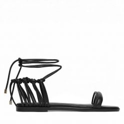 Sandały Patrizia Pepe. Czarne sandały damskie Patrizia Pepe, bez wzorów, bez obcasa, na płaskiej podeszwie. Za 919.99 zł.