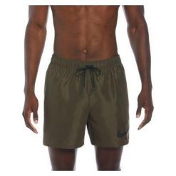 Strój Nike Logo 5'' Szorty do siatkówki cargo khaki. Zielone szorty męskie NIKE SWIM, bez kołnierzyka. Za 169.16 zł.