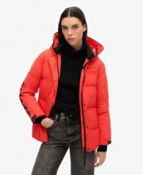 Parka z kapturem ocieplana na miasto. Czerwone parki damskie Superdry., l, bez wzorów, z nylonu. Za 460.05 zł.