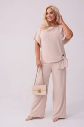 Elegancki beżowy komplet Rosa bluzka i spodnie na wesele PLUS SIZE XXL WIOSNA. Brązowe spodnie materiałowe damskie Moda Size Plus Iwanek, bez wzorów, z elastanu, biznesowe, z podwyższonym stanem, plus size. Za 489.90 zł.