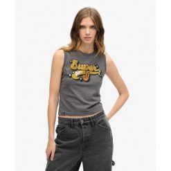 Kamizelka Slim z Retro Ozdobami. Szare kamizelki damskie Superdry. W wyprzedaży za 144.55 zł.