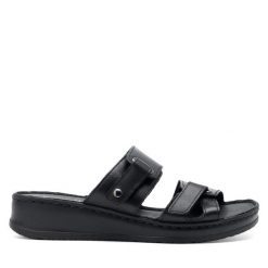 Klapki Go Soft. Czarne klapki damskie GO SOFT, bez wzorów, bez obcasa. Za 129.99 zł.