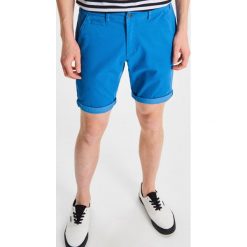 Szorty z podwiniętą nogawką - Niebieski. Niebieskie szorty męskie Cropp, bez wzorów. W wyprzedaży za 39.99 zł.