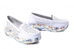 ARTIKER RELAKS 58C0761 white, półbuty damskie. Białe półbuty damskie Artiker Relaks, w ażurowe wzory, ze skóry, bez obcasa, na koturnie. Za 157.17 zł.