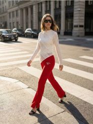 Spodnie flare z ozdobnymi rozcięciami - czerwony. Czerwone spodnie materiałowe damskie Sinsay, bez wzorów. Za 39.99 zł.