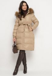 Beżowa Długa Pikowana Kurtka z Kapturem Odpinanym Futerkiem i Paskiem w Talii Serenira. Brązowe kurtki damskie Born2be, l, bez wzorów, z dzianiny, z kapturem. Za 209.99 zł.