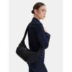 Torebka Guess Jeans. Czarne listonoszki damskie Guess Jeans, z aplikacjami, z jeansu, bez dodatków. Za 259.99 zł.