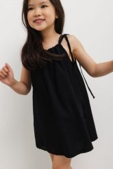 MINI sukienka BAWEŁNIANA a w kolorze TOTALLY BLACK - GABBY-104-110 (4-5). Czarne sukienki dziewczęce Marsala, na lato, bez wzorów, z bawełny, eleganckie, bez ramiączek. W wyprzedaży za 44.96 zł.
