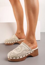 Beżowe Klapki w Stylu Chodaków na Platformie z Nitami i Plecionką Giadina. Brązowe klapki damskie Born2be, z aplikacjami, bez obcasa, na obcasie. Za 129.99 zł.
