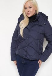 Granatowa Pikowana Kurtka z Kieszeniami i Kapturem z Możliwością Odpięcia Nikigala. Niebieskie kurtki damskie Born2be, plus size, bez wzorów, z jeansu. Za 279.99 zł.