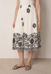 Biało-Czarna Rozkloszowana Spódnica z Wiskozy w Kwiatowy Wzór Masterore. Białe spódniczki damskie Born2be, uniwersalny, bez wzorów, z jeansu, biznesowe, midi, dopasowane. Za 59.99 zł.
