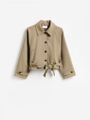 Krótki płaszcz - beżowy. Brązowe płaszcze damskie Reserved, l, bez wzorów, z tkaniny. Za 259.99 zł.
