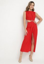 Czerwona Sukienka Rozkloszowana z Wycięciami w Talii z Metaliczną Ozdobą Galetia. Czerwone sukienki damskie Born2be, l, z aplikacjami, eleganckie, bez kołnierzyka, bez ramiączek, maxi, rozkloszowane. W wyprzedaży za 103.99 zł.