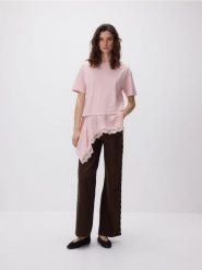 Asymetryczny t-shirt - pastelowy róż. Czerwone t-shirty damskie Reserved, l, bez wzorów, z bawełny, z asymetrycznym kołnierzem. Za 89.99 zł.