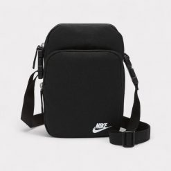 Szaszetka torebka Nike HERITAGE. Czarne torebki klasyczne damskie Nike, bez wzorów, bez dodatków. W wyprzedaży za 89.00 zł.
