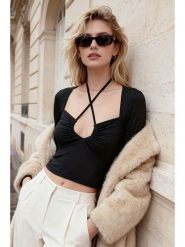 Trendyol Top w kolorze czarnym rozmiar: XL. Czarne topy damskie Trendyol, xl, bez wzorów, bez kołnierzyka. Za 56.99 zł.