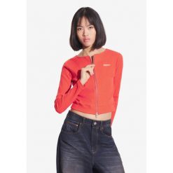 Top sportowy damski Prosto Zip Ribbed na suwak. Czerwone topy sportowe damskie Prosto., bez wzorów, bez ramiączek. W wyprzedaży za 189.99 zł.