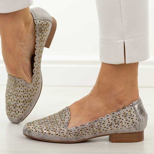 Srebrne ażurowe półbuty damskie M.Daszyński Sa222-14. Szare półbuty damskie M.Daszyński, w ażurowe wzory, ze skóry, casualowe, z okrągłym noskiem, bez obcasa, na płaskiej podeszwie. Za 179.00 zł.