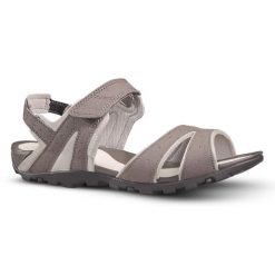 Sandały turystyczne damskie Quechua NH100. Czerwone obuwie trekkingowe damskie QUECHUA, bez wzorów, z kauczuku, bez obcasa. W wyprzedaży za 49.99 zł.