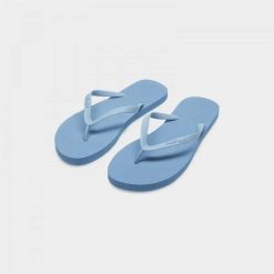 Japonki damskie na plażę Outhorn OTHWSS24FFLIF160. Niebieskie klapki damskie Outhorn, bez wzorów, z gumy, bez obcasa. Za 29.99 zł.