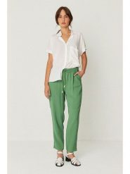 SKFK Spodnie "Albia" w kolorze zielonym rozmiar: 34. Zielone spodnie materiałowe damskie SKFK, bez wzorów, z materiału. Za 217.99 zł.
