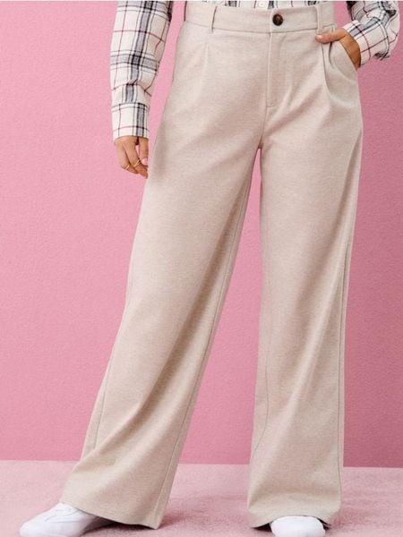 Spodnie wide leg ze szlufkami - kremowy. Białe spodnie materiałowe damskie Sinsay, bez wzorów. Za 59.99 zł.