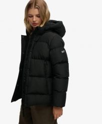 Superdry Kurtka puchowa średniej długości z kapturem, ocieplana, czarna. Czarne kurtki damskie Superdry., bez wzorów, z materiału, z kapturem. Za 701.15 zł.