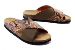 DR. BRINKMANN 700160-07 khaki, klapki damskie. Brązowe klapki damskie Dr. Brinkmann, bez wzorów, bez obcasa. Za 179.90 zł.